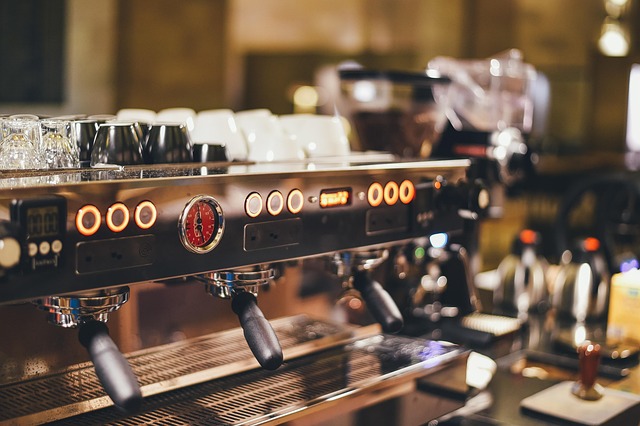 コーヒーフィルターの素材比較：紙・金属・布フィルターの味わいの違い